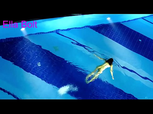 ❤️ मी पाहणे थांबवू शकत नाही, तरुण गोरा ELLA BOLT रिसॉर्ट पूलमध्ये नग्न पोहताना पकडला गेला ☑ गुदद्वारासंबंधीचा अश्लील ☑